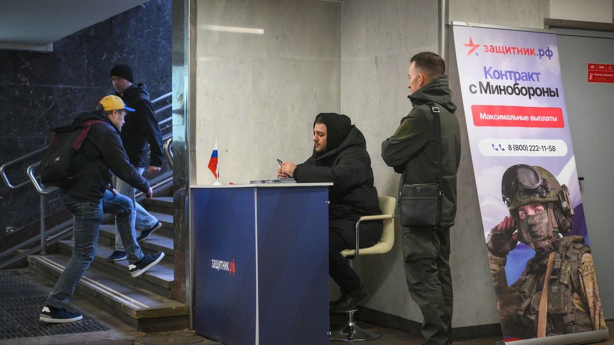 Smlouvu s ruskou armádou letos podepsalo přes 400 tisíc lidí, hlásí Medvěděv. Máme skoro splněno, libuje si